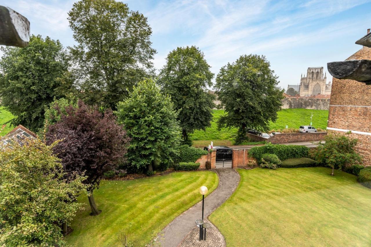 Stylish Apt With Minster Views I Pass The Keys York Exteriör bild
